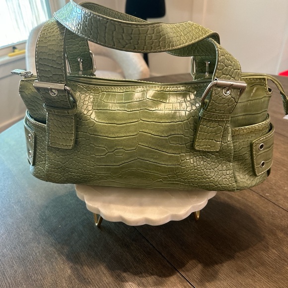 Chic Olive Crocodile-Embossed Shoulder Bag - Picture 1 of 6
